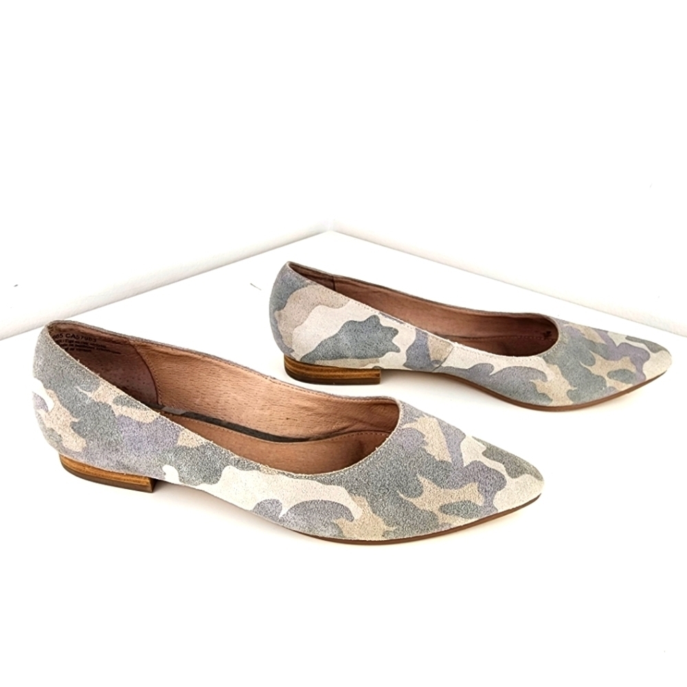 Caslon Luna Size 6.5 Pointy Toe Flat In Natural Camo Suede
